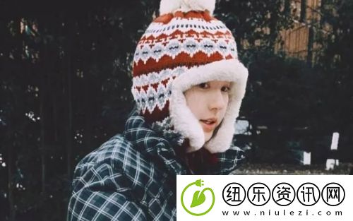 赵露思晒新年日常-戴毛线帽嘟嘴拍照太可爱-网友：她真的好起来了