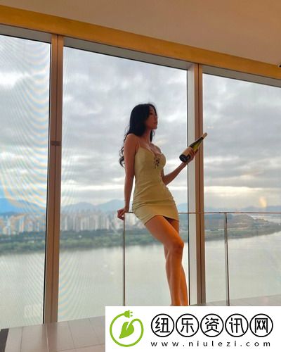 一面膜胸口一面吃下部位片段吸引眼球-网友：这视觉冲击力真强啊！