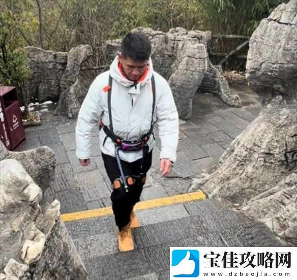 湖北一景区开始体验“机器腿”：八旬老太也能爬山了