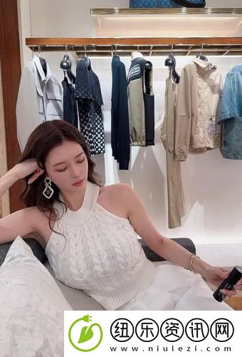 女学生被 c 扒衣服英文网站曝光:网友怒斥社会道德沦丧,背后隐藏着难以直视的黑暗!